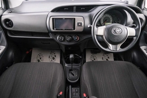 Хетчбэк Toyota Vitz 2015 года, 849000 рублей, Красноярск