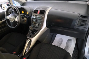 Хетчбэк Toyota Auris 2008 года, 699000 рублей, Омск