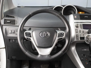 Минивэн Toyota Verso 2011 года, 1180777 рублей, Омск