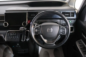 Минивэн Honda Stepwgn Spada 2016 года, 1989000 рублей, Омск