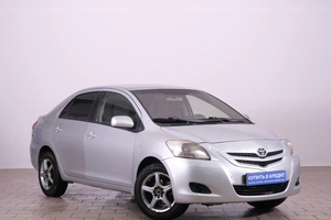 Седан Toyota Yaris 2007 года, 559000 рублей, Омск