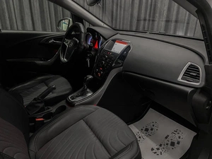 Хетчбэк Opel Astra 2014 года, 700000 рублей, Красноярск