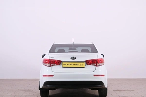 Седан Kia Rio 2015 года, 799000 рублей, Омск
