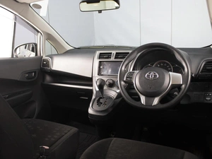 Хетчбэк Toyota Ractis 2013 года, 1070000 рублей, Омск