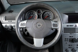 Седан Opel Astra 2012 года, 729000 рублей, Тюмень