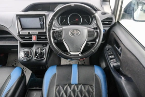 Минивэн Toyota Voxy 2015 года, 1679000 рублей, Красноярск