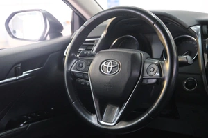 Седан Toyota Camry 2018 года, 2399000 рублей, Омск