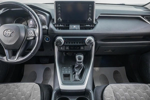 Внедорожник Toyota RAV4 2019 года, 3489000 рублей, Барнаул