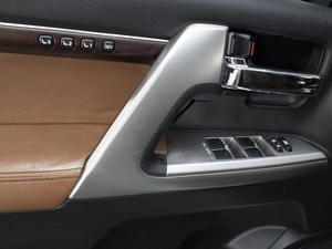 Внедорожник Toyota Land Cruiser 2015 года, 3350000 рублей, Омск