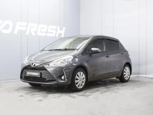 Хетчбэк Toyota Vitz 2017 года, 960000 рублей, Омск