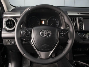 Внедорожник Toyota RAV4 2017 года, 2440000 рублей, Омск