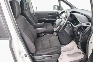 Минивэн Toyota Voxy 2014 года, 2049000 рублей, Красноярск