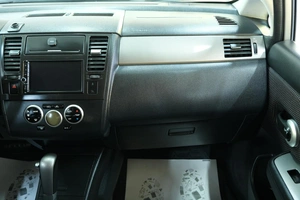 Хетчбэк Nissan Tiida 2012 года, 999000 рублей, Омск