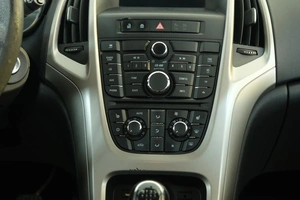 Хетчбэк Opel Astra 2012 года, 919000 рублей, Омск