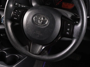 Хетчбэк Toyota Vitz 2018 года, 1155000 рублей, Красный Пахарь