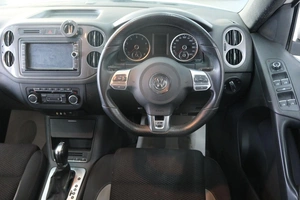 Внедорожник Volkswagen Tiguan 2013 года, 899000 рублей, Омск