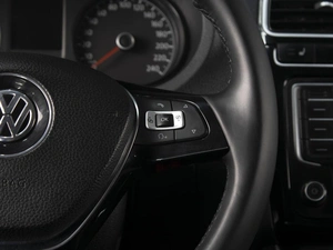 Седан Volkswagen Polo 2017 года, 1050000 рублей, Омск