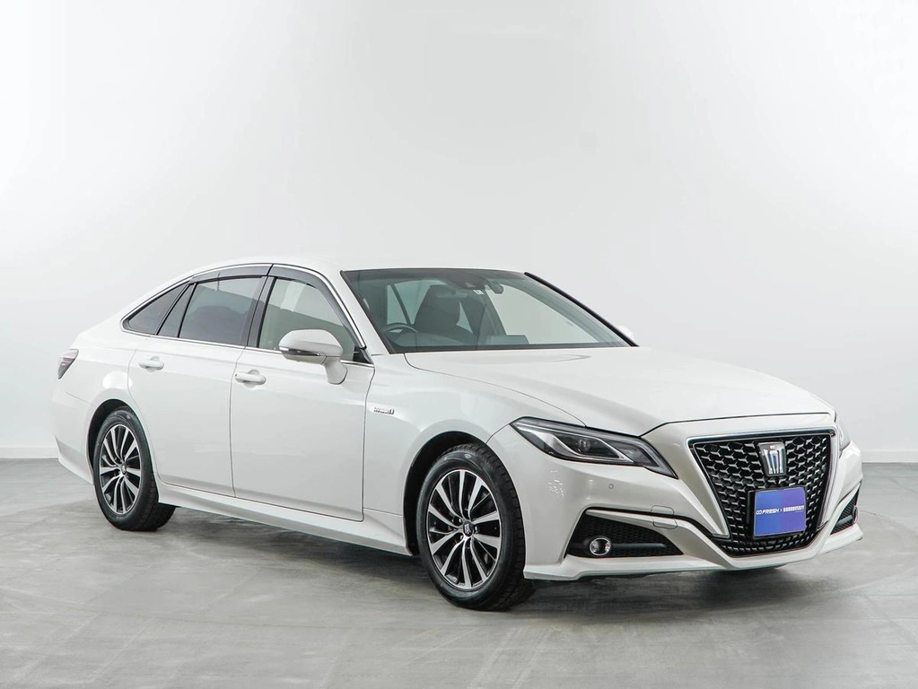 Седан Toyota Crown 2018 года, 3098077 рублей, Москва