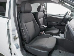 Седан Opel Astra 2011 года, 629000 рублей, Сургут