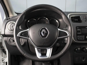Хетчбэк Renault Sandero 2021 года, 1300000 рублей, Омск