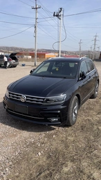 Внедорожник Volkswagen Tiguan 2018 года, 2380000 рублей, Красноярск