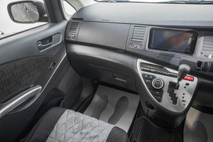 Минивэн Toyota Isis 2012 года, 1399000 рублей, Барнаул