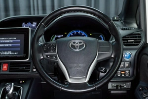 Минивэн Toyota Voxy 2015 года, 1797000 рублей, Красноярск