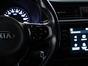 Седан Kia Rio 2018 года, 1437077 рублей, Москва