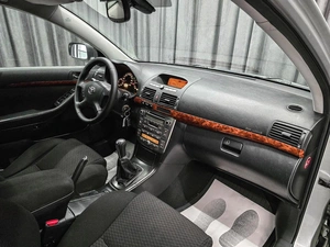 Седан Toyota Avensis 2004 года, 610000 рублей, Красноярск