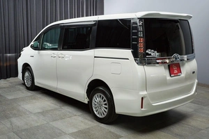 Минивэн Toyota Voxy 2015 года, 1797000 рублей, Красноярск