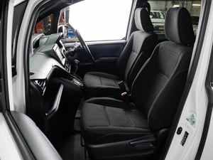 Минивэн Toyota Noah 2018 года, 2530000 рублей, Тюмень