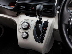 Минивэн Toyota Sienta 2015 года, 1530000 рублей, Краснодар