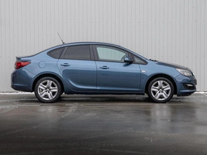 Седан Opel Astra 2013 года, 905000 рублей, Краснодар