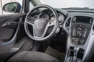 Седан Opel Astra 2012 года, 799000 рублей, Томск