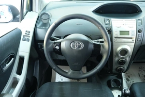Хетчбэк Toyota Yaris 2007 года, 699000 рублей, Омск