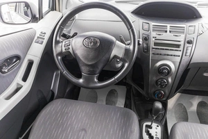 Хетчбэк Toyota Yaris 2009 года, 489000 рублей, Барнаул