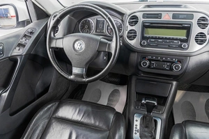 Внедорожник Volkswagen Tiguan 2010 года, 1099000 рублей, Барнаул