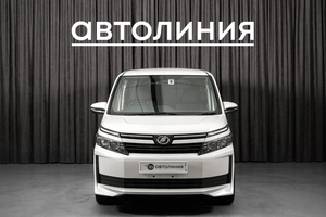 Минивэн Toyota Voxy 2017 года, 2000000 рублей, Красноярск