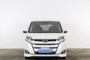 Минивэн Toyota Noah 2018 года, 2529000 рублей, Тюмень