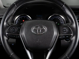 Седан Toyota Camry 2018 года, 2470000 рублей, Тюмень