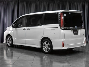 Минивэн Toyota Noah 2018 года, 2407000 рублей, Тюмень