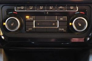 Седан Volkswagen Jetta 2011 года, 919000 рублей, Омск