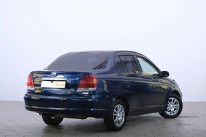 Седан Toyota Platz 2003 года, 399000 рублей, Омск