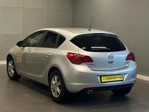 Хетчбэк Opel Astra 2011 года, 597000 рублей, Красноярск