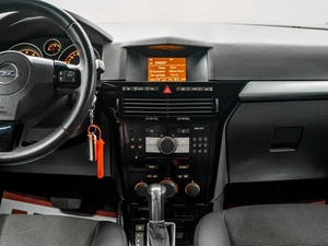 Седан Opel Astra 2013 года, 799000 рублей, Красноярск