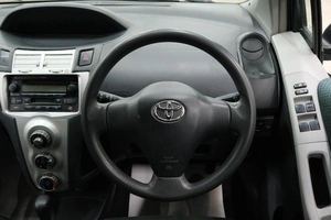 Хетчбэк Toyota Vitz 2007 года, 619000 рублей, Омск