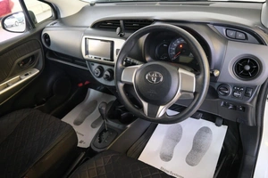 Хетчбэк Toyota Vitz 2016 года, 1129000 рублей, Омск