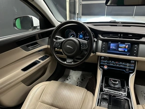 Седан Jaguar XF 2017 года, 2600000 рублей, Красноярск