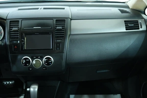 Хетчбэк Nissan Tiida 2010 года, 789000 рублей, Омск