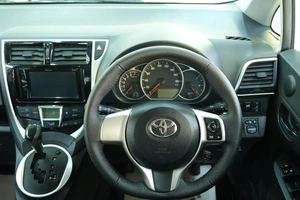 Хетчбэк Toyota Ractis 2015 года, 989000 рублей, Омск